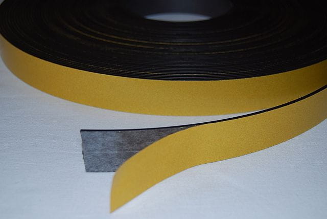 Pasek magnetyczny z klejem 25x2