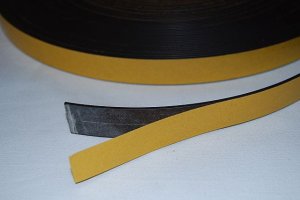 Pasek magnetyczny z klejem 20x2